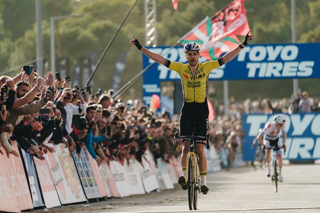 El ciclista belga Wout van Aert (Visma-Lease a Bike) se impone en la Copa del Mundo de Ciclocross UCI-Benidorm Costa Blanca. / UCI