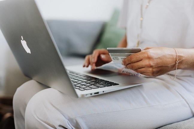 Mujer con ordenador haciendo compra online. / Alerta