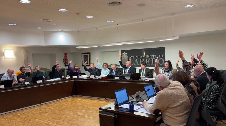 Los concejales durante el pleno que casi hay unanimidad en la aprobación del Pleno. / ALERTA