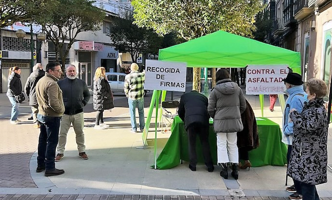 Varios ciudadanos firman en la mesa instalada por Vox en las calles de la ciudad. / Alerta