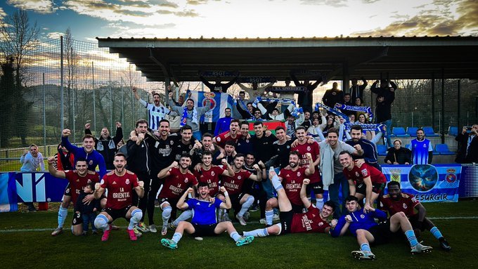 El equipo celebra con la afición la victoria de la pasada jornada ante el Oviedo. / AEE