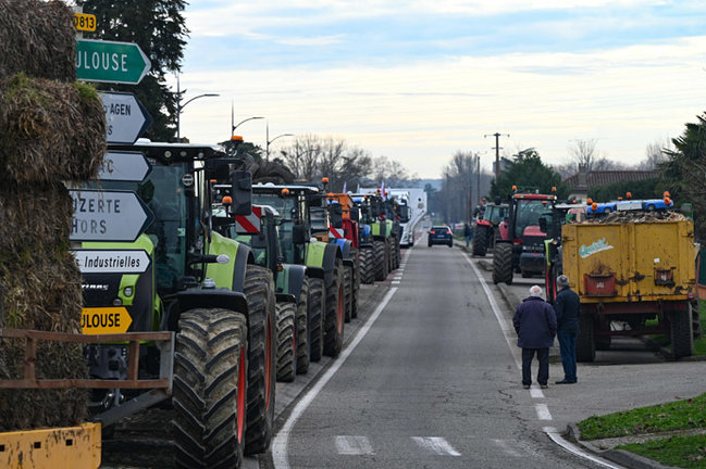 Agricultores franceses participan en una manifestación con sus tractores en Valence d'Agen, sur de Francia. EFE/CAROLINE BLUMBERG