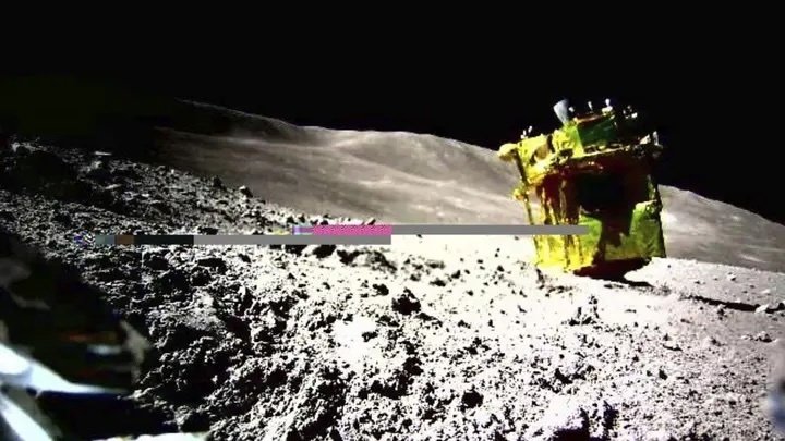Esta imagen tomada por un vehículo de excursión lunar muestra el módulo de aterrizaje inteligente para investigar la luna, o SLIM, en la superficie de la luna. (JAXA/Takara Tomy/Sony Group Corporation/Universidad de Doshisha