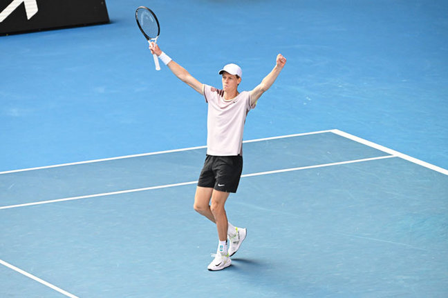 Jannik Sinner celebra su victoria ante Novak Djokovic. / aee