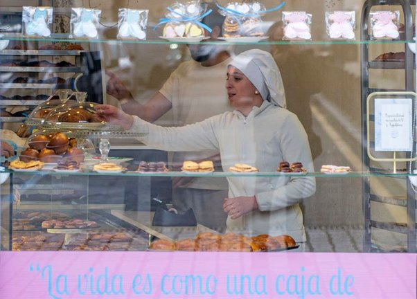 Vista de una pastelería este viernes en Santander. EFE / Román G. Aguilera