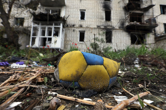 April 22, 2023, Izium, Kharkiv Region, Ukraine: A deflated blue and yellow ball lies on the ground outside a block of flats destroyed in Russian shelling, Izium, Kharkiv Region, northeastern Ukraine.
Europa Press/Contacto/Yuliia Ovsiannikova
(Foto de ARCHIVO)
22/4/2023