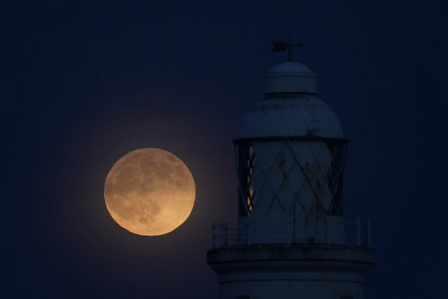10 January 2020, England, Whitley Bay: The wolf moon, the first full moon of 2020, rises behind St Mary's Lighthouse at Whitley Bay. Photo: Owen Humphreys/PA Wire/dpa
(Foto de ARCHIVO)
10/1/2020 ONLY FOR USE IN SPAIN