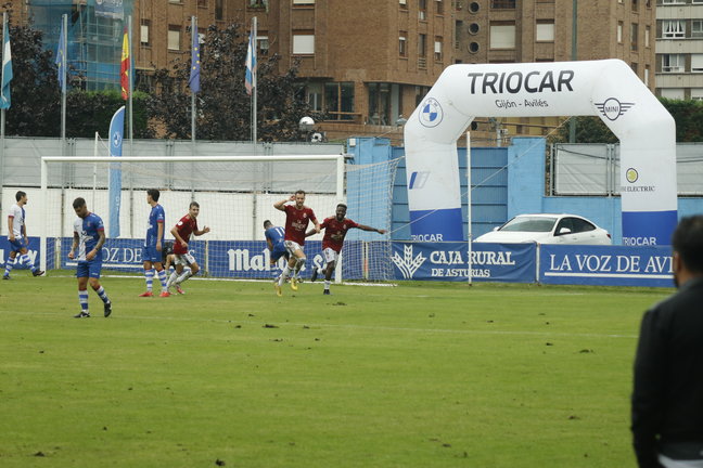 Los jugadores de la Gimnástica celebran un gol en tierras asturianas. / Alerta