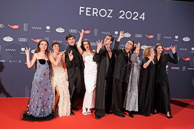 El elenco de la serie 'La mesías' posa en la alfombra roja previa a la gala de la XI edición de los Premios Feroz. /
A. Pérez Meca / EP