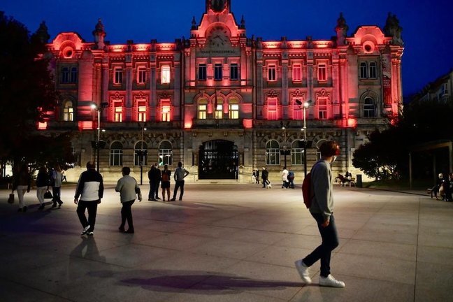 -Las fachadas del Ayuntamiento y del Palacio de la Magdalena se iluminarán hoy de rojo por el 56 cumpleaños del Rey