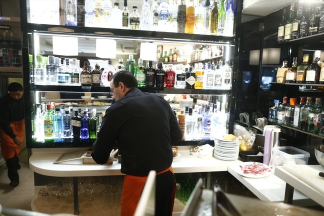 Una persona trabajando en un bar. EP / Archivo