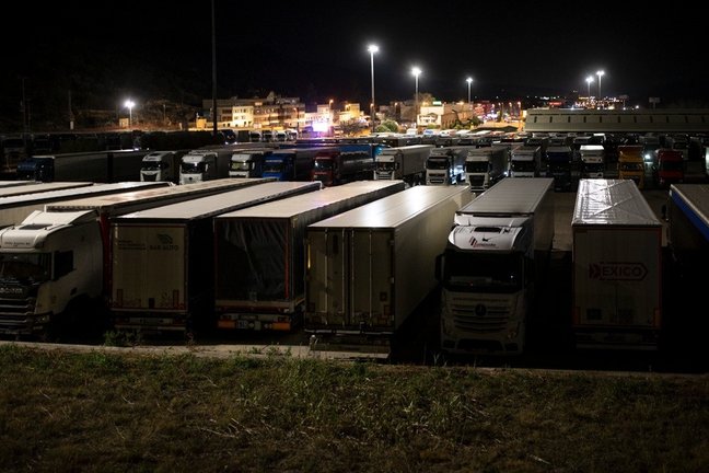Transportistas en un parking por las protestas en Francia. EP/ LORENA SOPENA