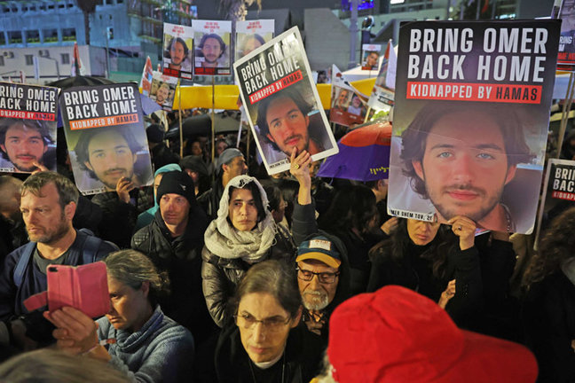 Personas protestan con fotografías de sus seres queridos y piden la liberación inmediata de los rehenes israelíes. EFE/EPA/Abir Sultan
