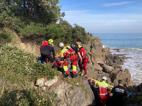 El equipo de rescate acude a atender al señor. / 112 Cantabria