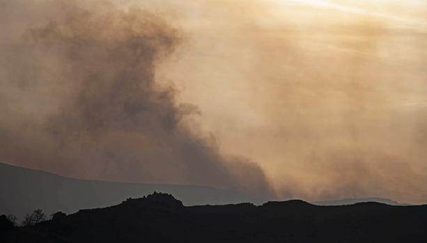 Humo del fuego en los montes de San Roque de Río Miera. / Pedro Puente Hoyos