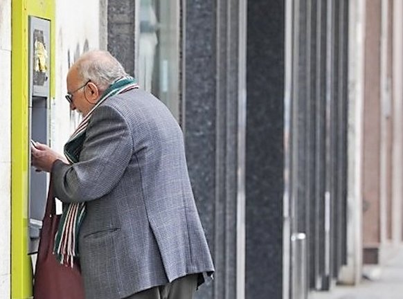 Persona mayor sacada dinero de un cajero. Archivo
EUROPA PRESS
(Foto de ARCHIVO)
22/11/2023