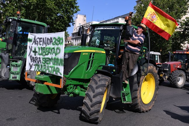 Un hombre subido a un tractor participa en una tractorada realizada el 5 de julio de 2023. EP / Fernando Sánchez