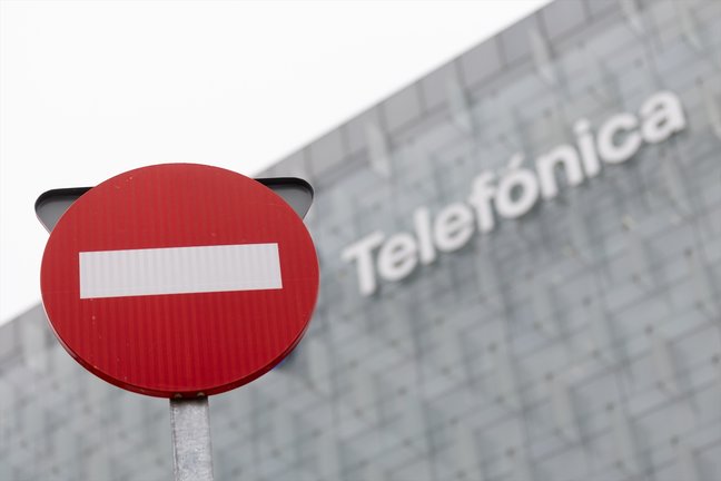 Una señal de prohibido frente a la sede de Telefónica. EP / Eduardo Parra