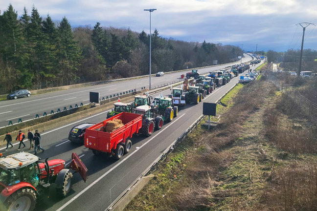 Agricultores franceses llevan a cabo una protesta en la autopista A1./ EFE/ Edgar Sapiña