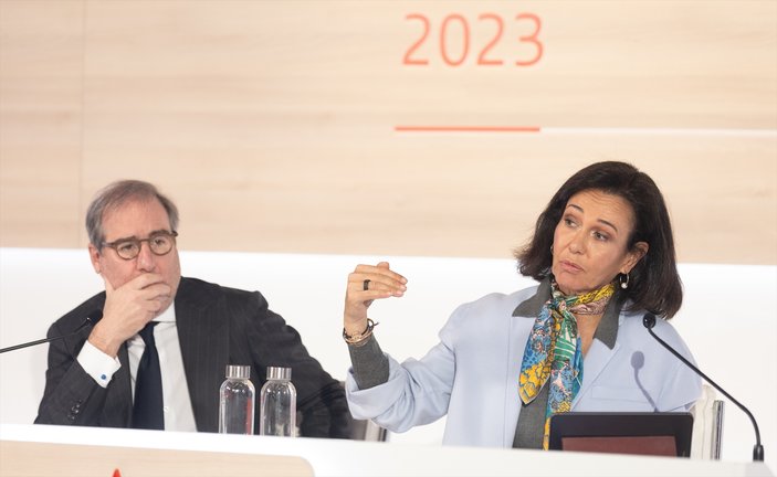 La presidenta del Banco Santander, Ana Botín, y el consejero delegado de la entidad financiera, Héctor Grisi, durante la presentación de los resultados del 2023 del Grupo Santander. EP / Eduardo Parra