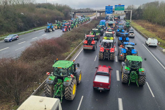El convoy de agricultores de un sindicato minoritario que intentaba bloquear el mercado mayorista de Rungis, al sur de París. / EFE/Edgar Sapiña Manchado