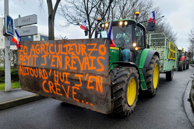 Convoy de agricultores al sur de París - EFE/Edgar Sapiña Manchado