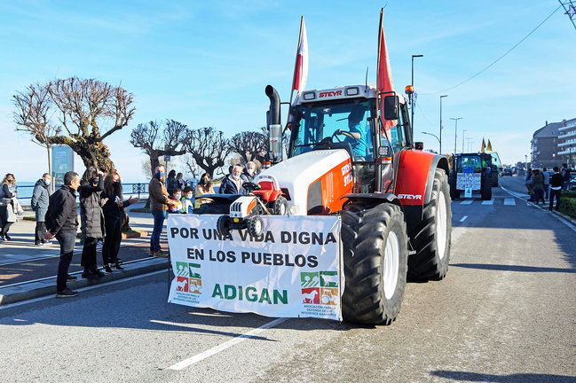 Un tractor circula por Santander en una protesta el pasado 2021. / Alerta