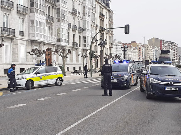 Dispositivo de control de las policías nacional y local en Santander. / Alerta