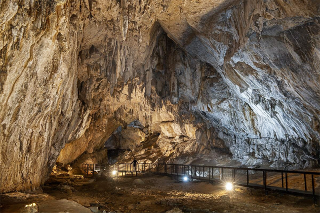 Interior de la cueva de Cullalvera. / aee