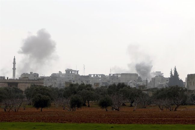 Humo se eleva durante un bombardeo en Siria, en una fotografía de archivo. EFE / Yahya Nemah