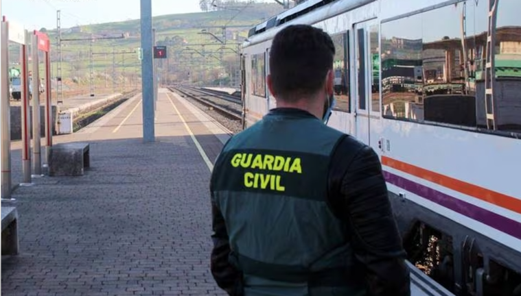 Un Guardia Civil en una estación de tren. / A.E.