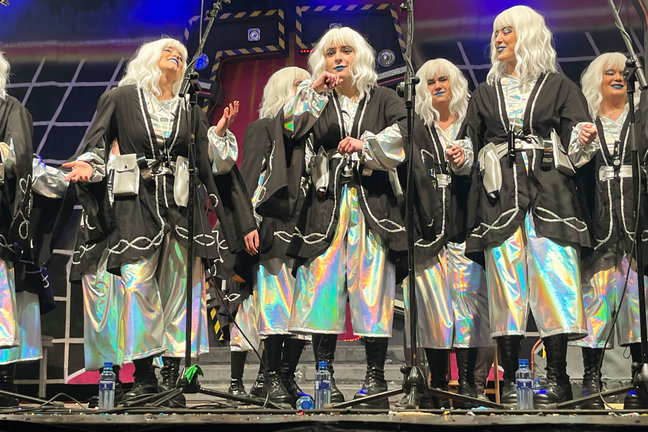 Actuación de la agrupación Las Soberanas, que anoche se quedaron a las puertas de la final en el concurso de murgas del carnaval de Santoña. / Miguel Ramos