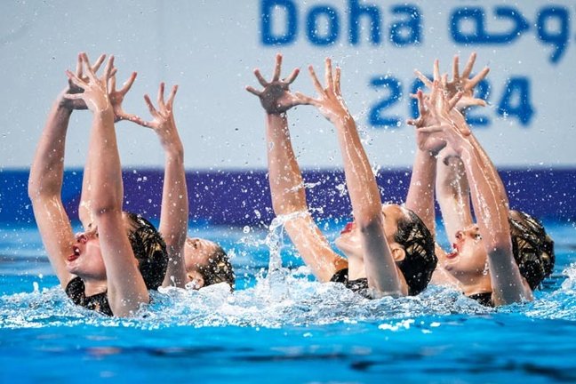 El equipo español de natación artística en la final de rutina acrobática de los Campeonatos del Mundo de natación. / GIORGIO PEROTTINO