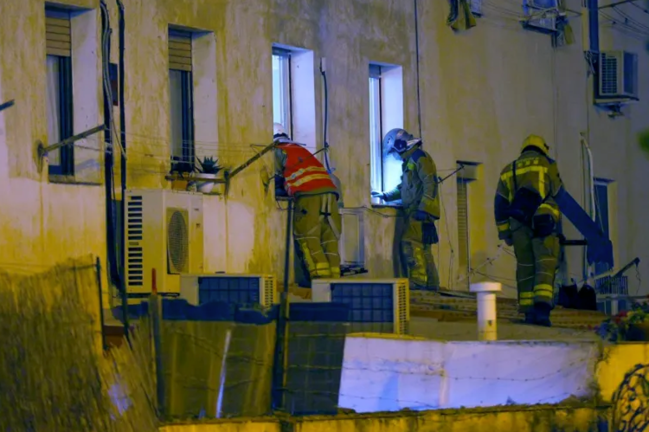 Efectivos de los Servicios de Emergencias trabajan en el edificio derrumbado el martes en Badalona (Barcelona). EFE/Quique García
