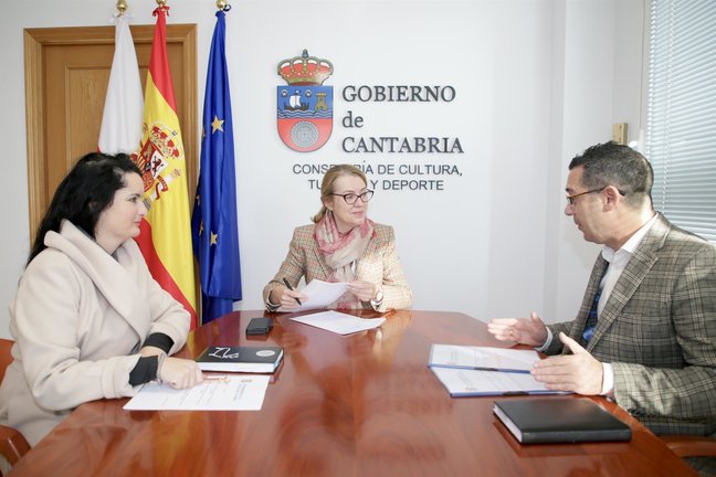 La consejera de Cultura, Eva Guillermina Fernández, y el alcalde de Val de San Vicente, Roberto Escobedo. / Alerta