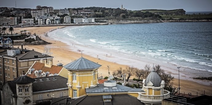 Cantabria se enfrenta a un problema de regularización en viviendas turísticas ante el aumento de solicitudes. / alerta