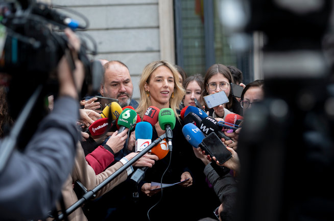 La diputada del PP, Cayetana Álvarez de Toledo, atiende a los medios de comunicación a su salida de una reunión entre la Comisión de Venecia y la Comisión de Justicia. / Alberto Ortega