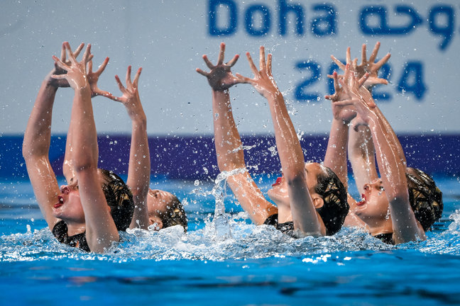 El equipo español de natación artística en la final de rutina acrobática. / RFEN