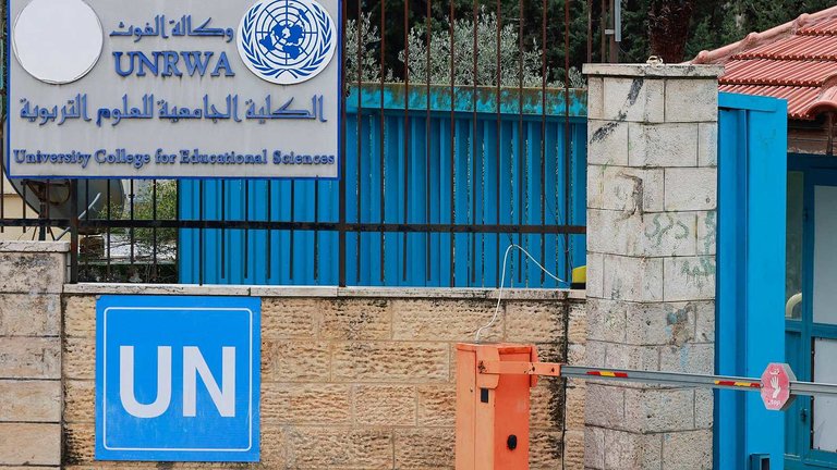 Los trabajadores de la UNRWA en la sede central de Gaza tuvieron que abandonar su sede en la ciudad de Gaza por orden de las fuerzas israelíes al intensificarse los bombardeos en la zona. AFP