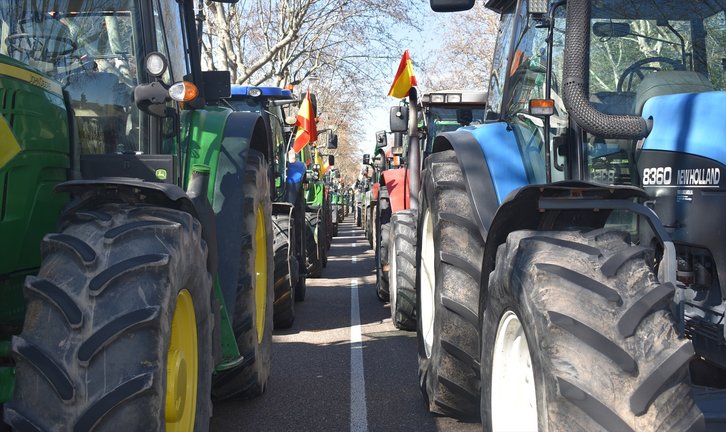 Decenas de tractores aparcados en medio de la calle. EP