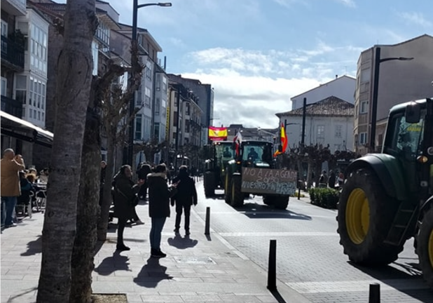 Tractores circulando por la localidad de Reinosa en el día de hoy. / A.E.