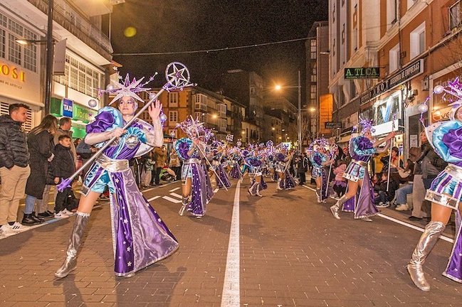 Participantes del Concurso de Disfraces del Carnaval 2024 en Torrelavega desfilan con entusiasmo, mostrando una desbordante creatividad y colorido en sus trajes, reflejando el espíritu alegre y festivo de la ciudad. / A.E.