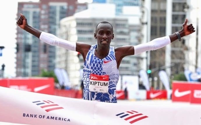 El keniano Kelvin Kiptum destroza el récord del mundo de maratón en Chicago. / aee