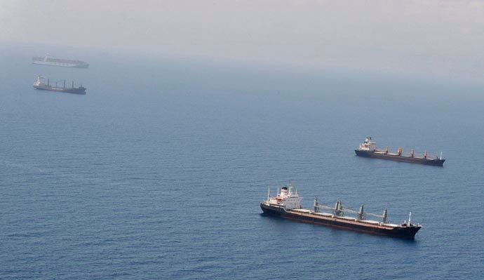 Foto de archivo de unos buques que navegan por la línea de costa de Yibuti, durante una operación en el golfo de Adén. EFE/Mazen Mahdi