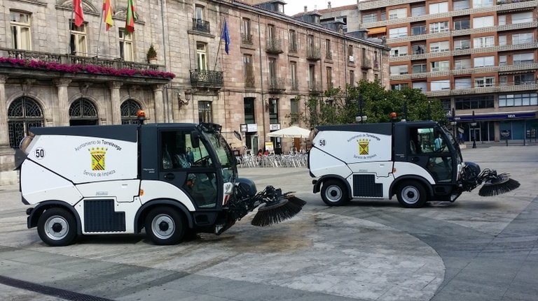 Vehículos del Servicio Limpieza Torrelavega. / Alerta