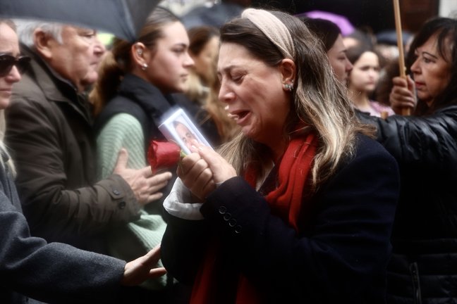 Una mujer llora con la foto de unos de los guardias civiles asesinados el pasado viernes en Barbate, al ser arrollados por una narcolancha. EP/ Nacho Frade
