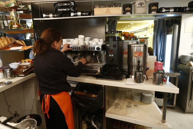 Una persona trabajando en una cafetería. EP