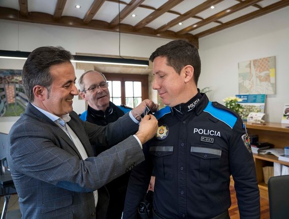 El alcalde de Camargo, Diego Movellán, hace entrega de los galones al nuevo oficial de la Policía Local, Fernando Fernández. / Alberto G. Ibañez