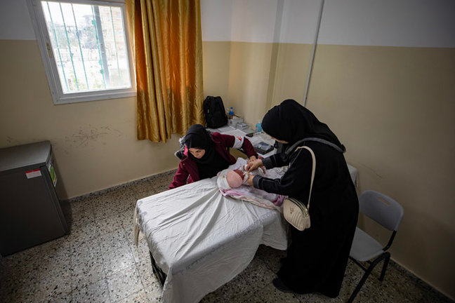 Miembros de la filial española de Médicos Sin Fronteras proporcionan atención sanitaria y vacunas a personas desplazadas en el campo de Rafah. EFE/EPA/Haitham Imad