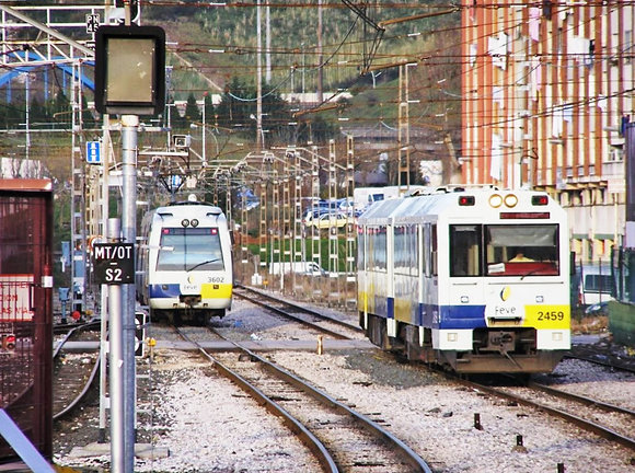 Trenes de Cercanías en Cantabria circulando por las vías. / Alerta